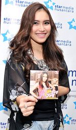 Aih, Manisnya Senyuman Ayu Ting Ting