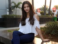 Senyuman Cassie pastinya mewarnai sore kamu.