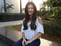Tersenyum sumringah, Cassie makin cantik.