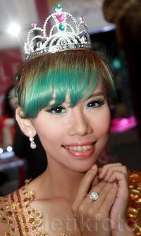 Aksesori anting dan cincin berlian membuat penampilan pemilik nama panjang Cherly Yuliana Anggraini itu terlihat mewah. Pool/Gus Mun/detikFoto.