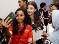 Tak hanya cantik, Cassie juga ramah pada fans.