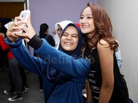Begitu juga dengan Salsha yang langsung tersenyum saat selfie dengan fans.