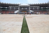 Pengaman rumput atau yang biasa dikenal dengan nama grass cover, sudah menutupi rumput stadion GBK.