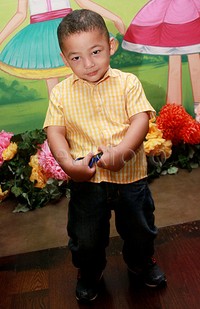 Kecil-kecil Kellen sudah sadar kamera. Pool/Gus Mun/detikFoto.