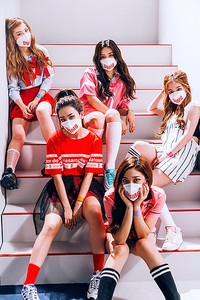 Di foto teaser lainnya, para member mengenakan masker putih bertuliskan 'DUMB' berwarna merah. (SMTOWN)