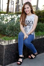 Stefhanie Zamora Tetap Cantik Tampil Kasual