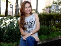 Baginya, memakai celana panjang terlihat lebih asyik.