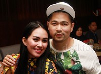 Erick tampak merangkul Kartika saat berpose. Pool/Gus Mun/detikFoto.