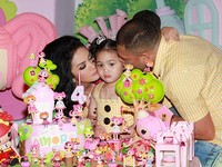 Amora dikecup kedua orangtuanya, Krisdayanti dan Raul Lemos. Pool/Gus Mun/detikFoto.