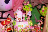 Kue ulang tahun Amora dihiasi dengan boneka-boneka Lalaloopsy. Pool/Gus Mun/detikFoto.