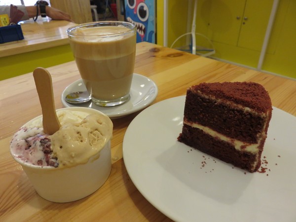 Nyam! Legit Lembut, Gelato dan Red Velvet Cake