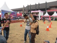 Ayo siapa yang berani berpose dengan ular sebesar ini?