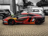     Tema warnanya mirip seperti grafiti, oleh pembuatnya, yakni artis grafiti Jerman Rene Turrek, warna itu disebut Iron Man.(istimewa/dok carbuzz).