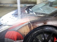     Dalam kondisi normal mobil berwarna hitam pekat biasa, tetapi begitu disiram air panas, mobil berubah warnanya jadi funky.(istimewa/dok carbuzz).
