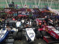 Para peserta lomba formula Mahasiswa bersama mobil-mobilnya dalam ajang  perlombaan Student Formula Japan (SFJ) 2015 di Shizouka, Jepang. Dalam hal efisiensi Tim UNY mendapat peringkat 5 dari total 93 peserta.(istimewa/UNY).