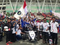 Tim Mahasiswa Indonesia dalam ajang  SFJ 2015 di Shizouka, Jepang. Tim mobil yang berada di bawah asuhan Zainal Arifin, Moch. Solikin, dan Sutopo, berhasil menduduki runner-up dalam kategori best rookie.(istimewa/UNY).