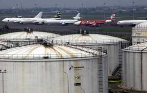 Banyak Pesawat Pilih Singapura, Jokowi Minta Pertamina Turunkan Harga Avtur