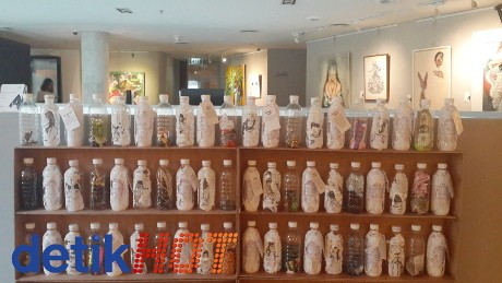 Seninya Topeng Plastik 25 Seniman Muda Dipajang di Artotel