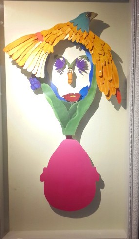 Seniman Diraratri Bikin Wajah Pop Art dengan Burung Brasil