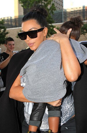 Kim Kardashian Minta Paparazzi Diam Saat North West Sedang Tidur