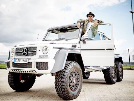 Naik Mobil Raksasa Ini, Lewis Hamilton Terlihat Mungil