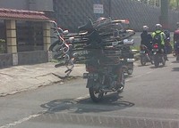     Sejumlah sepeda yang dibawa menumpuk di motor. (Foto : Muhammad Iqbal untuk Street Shot).