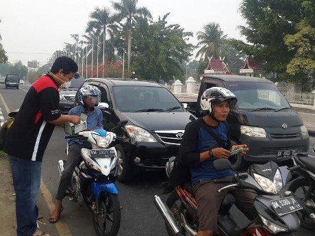 Komunitas Mobil Bagi-bagi Masker di Pekanbaru