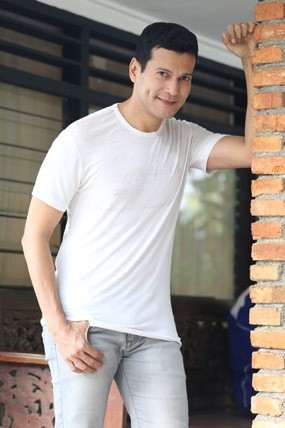 Adam Jordan, Aktor yang Punya Gelar Sarjana Hukum