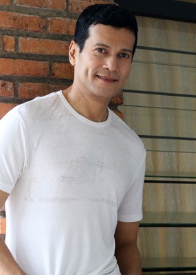 Pengalaman Pertama Adam Jordan Akting, Hampir Dilempar Sandal