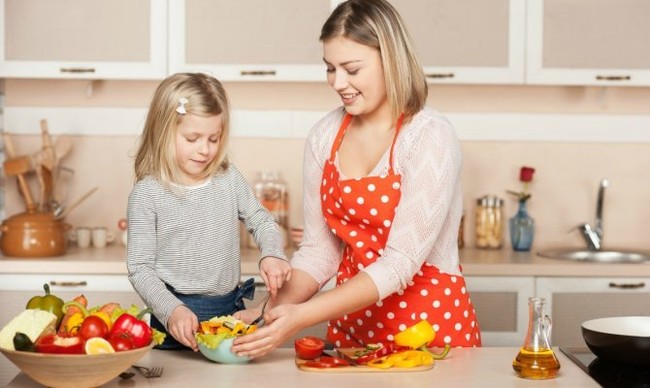 Karena 5 Manfaat Positif Ini, Seringlah Memasak Bersama Anak