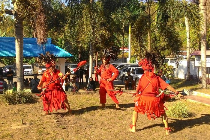Disambut Tari Perang di Cagar Budaya Waruga