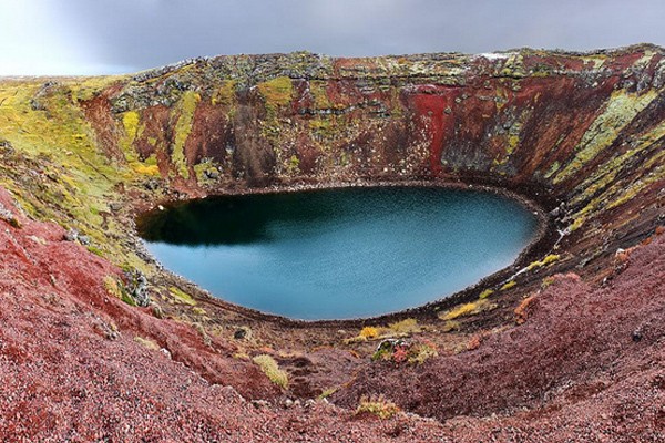 Danau Ajaib di Islandia, Dikelilingi Batuan Merah Langka