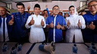 (Kiri ke kanan) Sekjen Partai Demokrat Hinca Panjaitan, Ketua OKK Partai Demokrat Pramono Edie, Rasiyo, Ketum PAN Zulkifli Hasan, Lucy Kurniasari, dan Sekjen PAN Edi Suparno menggelar jumpa pers sebelum berangkat menuju KPUD Surabaya.