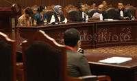 Keluarga korban dan Tim pengacara saat menghadiri uji materi Undang-undang Nomor 26 Tahun 2000 tentang Pengadilan Hak Asasi Manusia (HAM) di Gedung Mahkamah Konstitusi, Jakarta, Selasa (08/09/2015).     