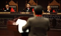 Sidang Uji materi UU Nomor 26 Tahun 2000 tampak dipimpin Wakil Ketua MK Anwar Usman.     