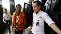  Gatot yang memakai rompi tahanan tiba di gedung KPK, Jakarta.