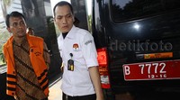 Gatot tiba dengan dikawal petugas keamanan KPK.