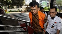 Gatot berjalan masuk ke gedung KPK.