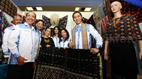 Edhie Baskoro Yudhoyono (Ibas) meninjau bazar. Pool/Lamhot Aritonang/detikFoto.