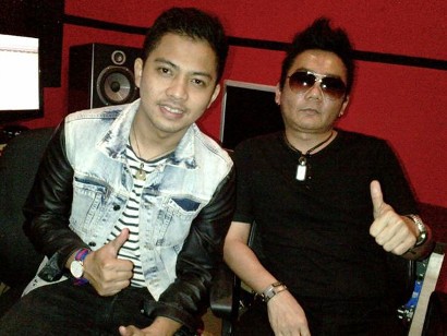 ELLino Paksa Ade Govinda Serahkan Lagu Dia