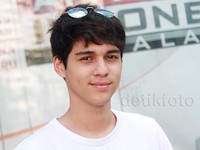 Maxime Bouttier berperan sebagai anak sekolahan bernama Rasya. Pool/Gus Mun/detikFoto.