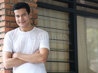 Selalu berpikir positif rahasia Adam agar terlihat awet muda.