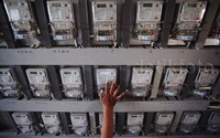 Menurut Rizal, dibandingkan dengan pulsa telepon yang sudah tersedia di mana-mana dan biaya administrasi yang tidak mahal, pulsa listrik dinilai benar-benar telah dimonopoli.     