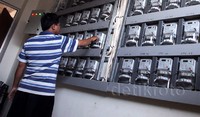 Saat ini, apabila masyarakat membeli token seharga Ro 100 ribu, hanya bisa untuk membayar listrik sebesar Rp 73 ribu. Menanggapi permintaan Rizal, Direktur Utama PT Perusahaan Listrik Negara (Persero) Sofyan Basyir mengatakan, pihaknya akan mengkaji penerapan sistem token pulsa untuk pembelian listrik itu.     