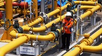 Petugas melakukan pemeriksaan saluran gas di CNG Plant Muara Tawar.