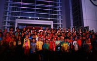Welcome Dinner peserta grand final audisi bersama legenda bulutangkis dan barisan pelatih PB Djarum di halaman GOR Djarum, Jati, Kudus, Kamis (3/9/2015).     