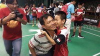 Ciuman diberikan Emanuelle Joseph, peserta U-13 dari Pekalongan, Jawa Tengah, sebagai perayaan setelah lolos ke babak karantina, Minggu (6/9/2015).     