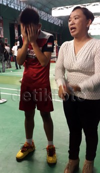 Tangis kekecewaan Gareth Emanuelle, peserta U-13 dari Manado, yang gagal melaju ke karantina. Dia memutuskan untuk pulang ke tanah kelahirannya.