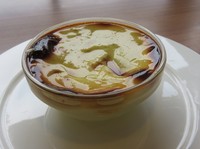 Setelah puas menyantap makanan utama. Anda bisa menikmati secangkir chamomile tea untuk teman makan dessert. Tehnya disajikan dalam cangkir dan teku berkeramik. Hangat dan juga menenangkan.