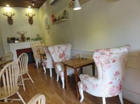 Kesan vintage berasal dari interior dan juga kursi yang berjajar di dalam restoran. Sangat cocok untuk Anda bersantai bersama teman ataupun keluarga tercinta.